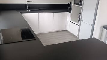 Frigorífico, microondas, placa de cocina y lavavajillas