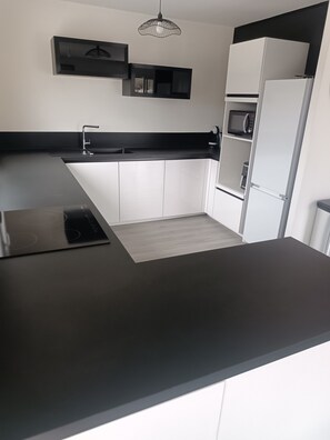 Refrigerador, microondas, placa de cocina, lavavajillas