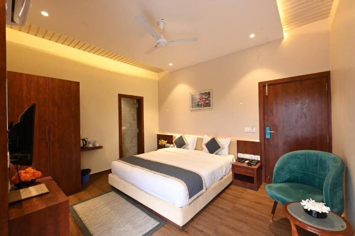 Deluxe Double Room, Garden View | In-room safe, iron/ironing board, free WiFi