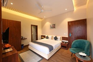 Habitación doble Deluxe, vista al jardín | Caja de seguridad en la habitación y tabla de planchar con plancha 