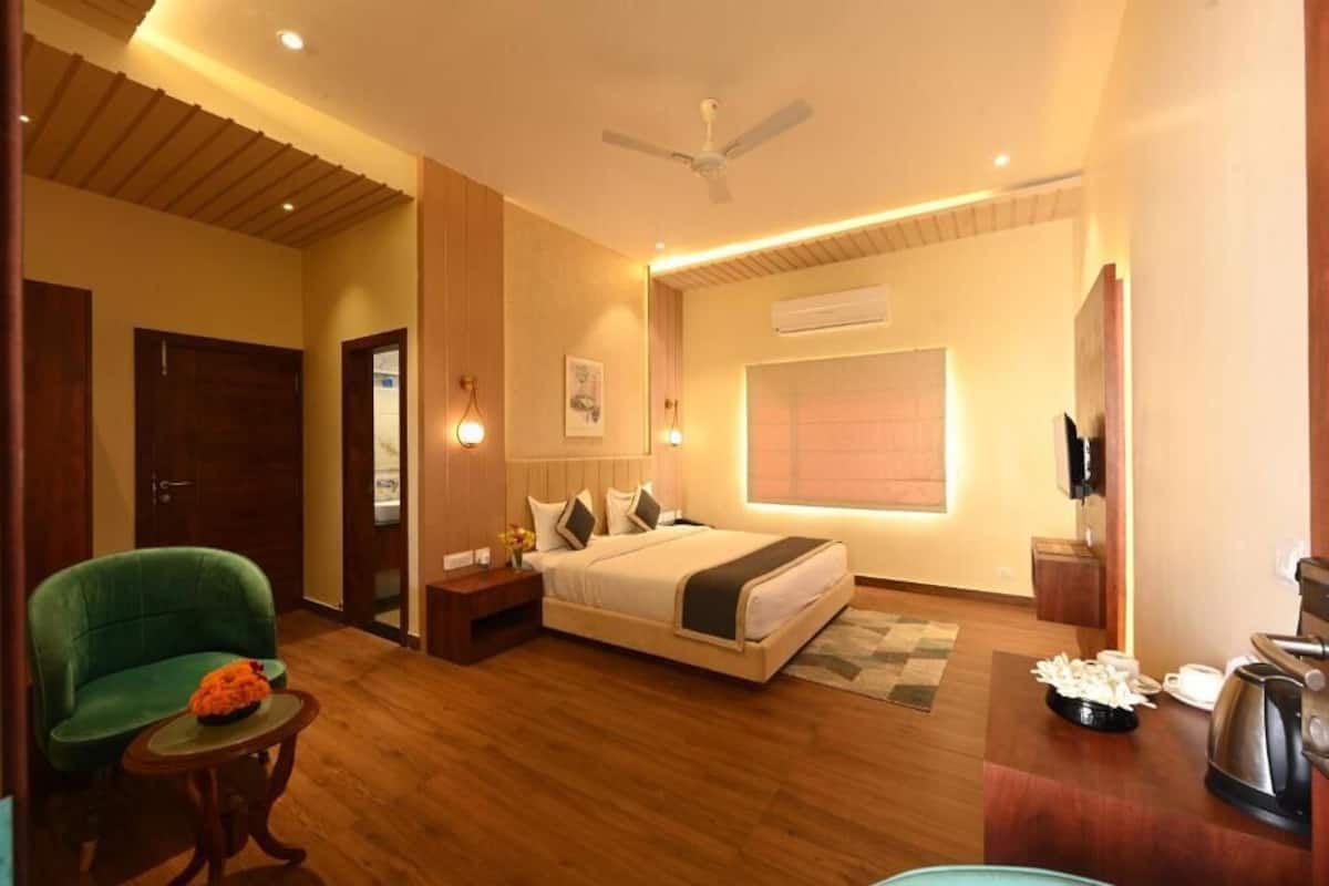 Deluxe Room, Garden View | In-room safe, iron/ironing board, free WiFi