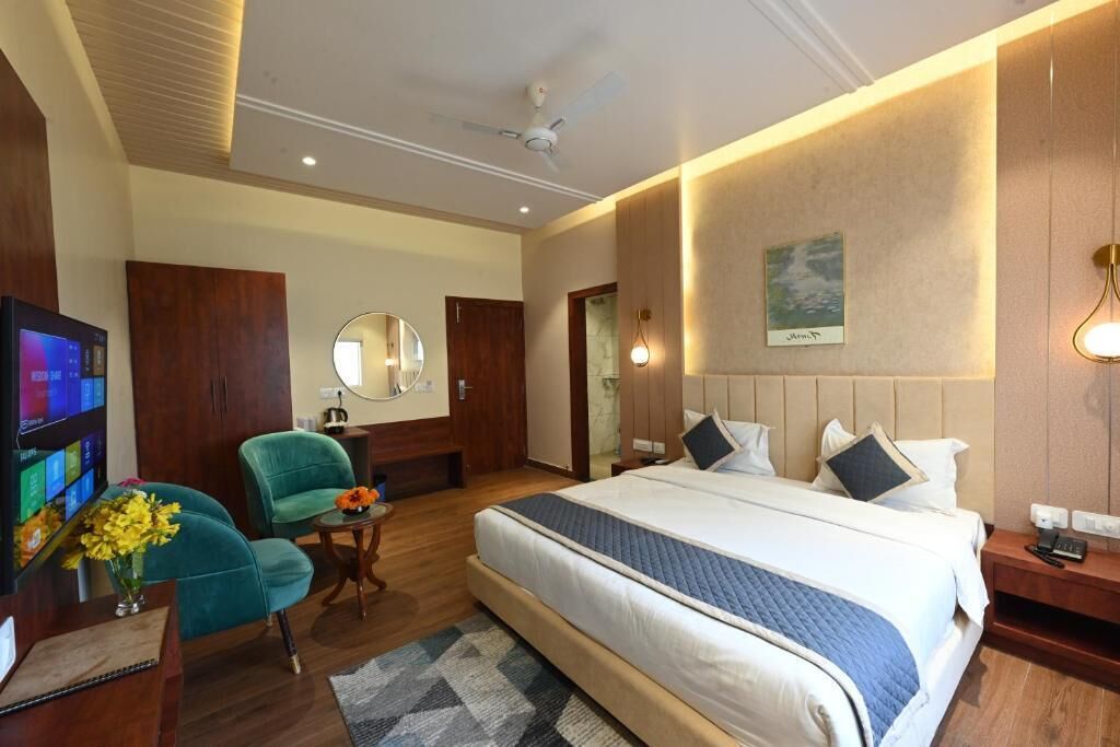 Habitación doble Deluxe, vista al jardín | Caja de seguridad en la habitación y tabla de planchar con plancha 