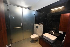 Shower, slippers, towels, soap - THE GANGA RESORT (Bikaner)