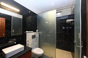 Shower, slippers, towels, soap - THE GANGA RESORT (Bikaner)