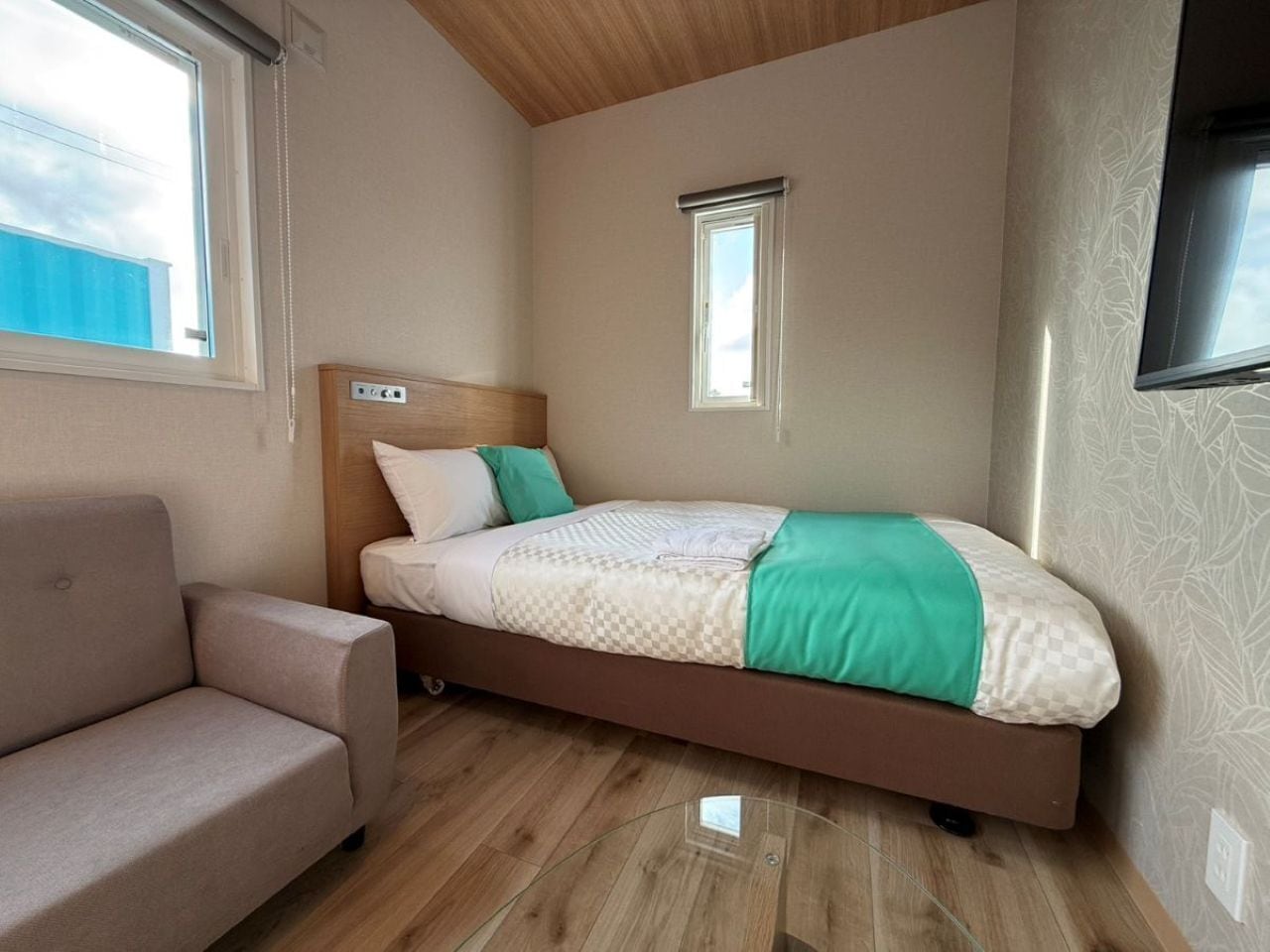 Quarto solteiro standard, micro-ondas, vista para o jardim | Camas com colchões de espuma com sistema de memória, escrivaninha