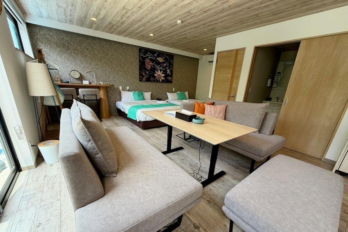Un salon moderne avec un canapé, une table basse et un coin repas.