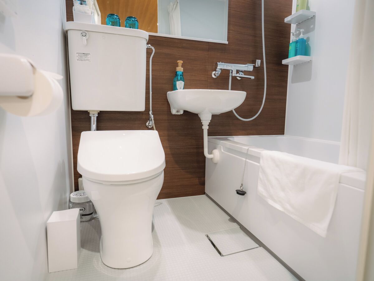 Un baño moderno con inodoro, lavamanos y bañera.