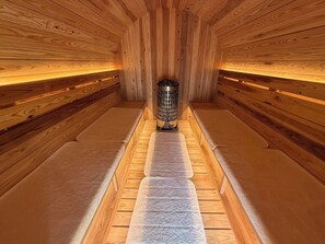 A sauna with wooden walls and benches. - MIYAKOJIMA Blue Village HOTEL & SAUNA (Miyakojima)