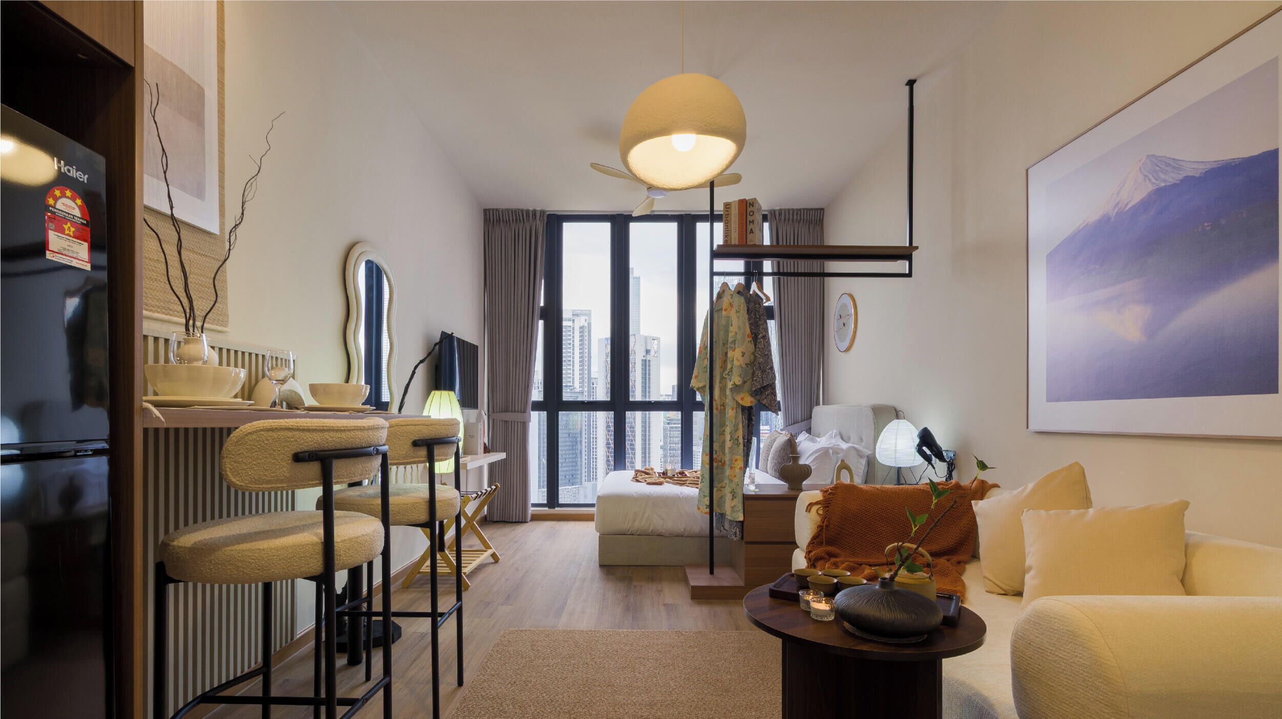Una sala de estar moderna con un sofá, una mesa de centro y una zona de comedor con sillas y una mesa.