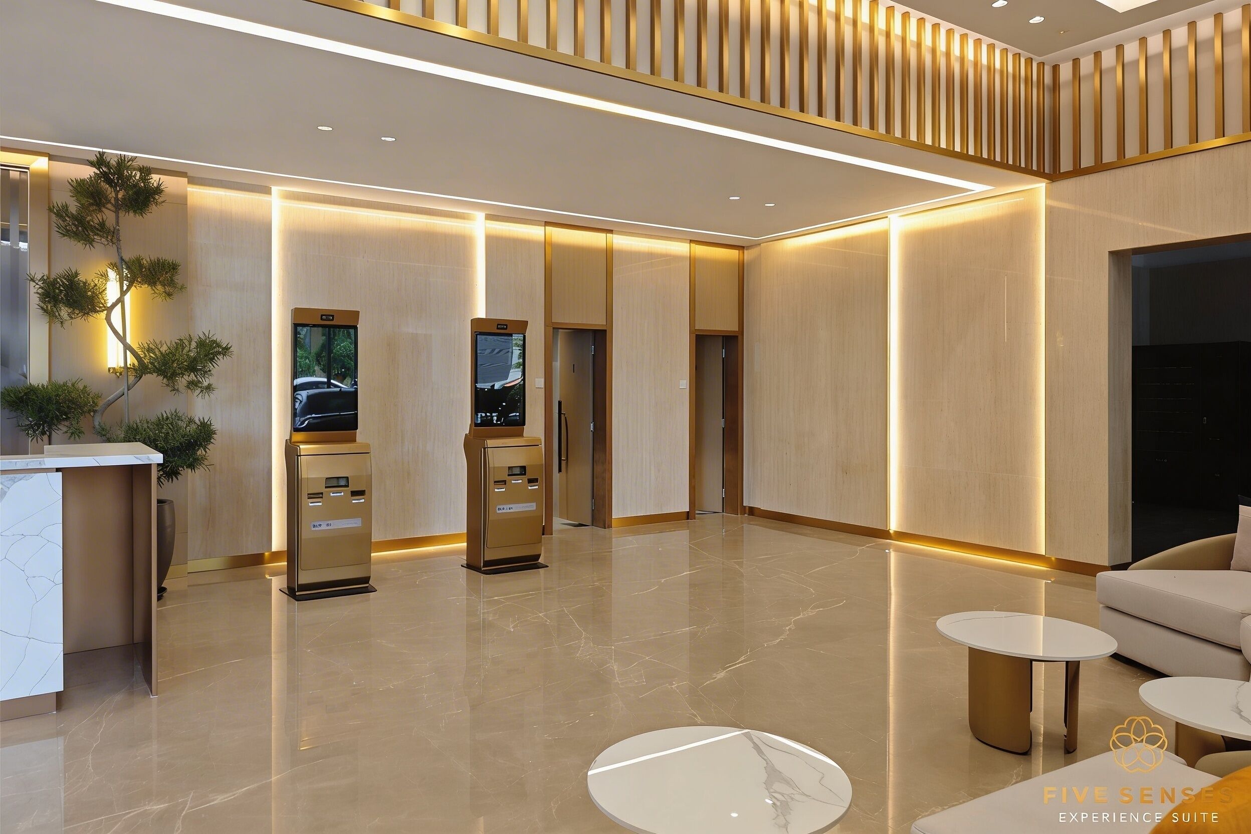 Um lobby moderno com balcão de recepção, totens de autoatendimento, área de estar e uma tela grande.
