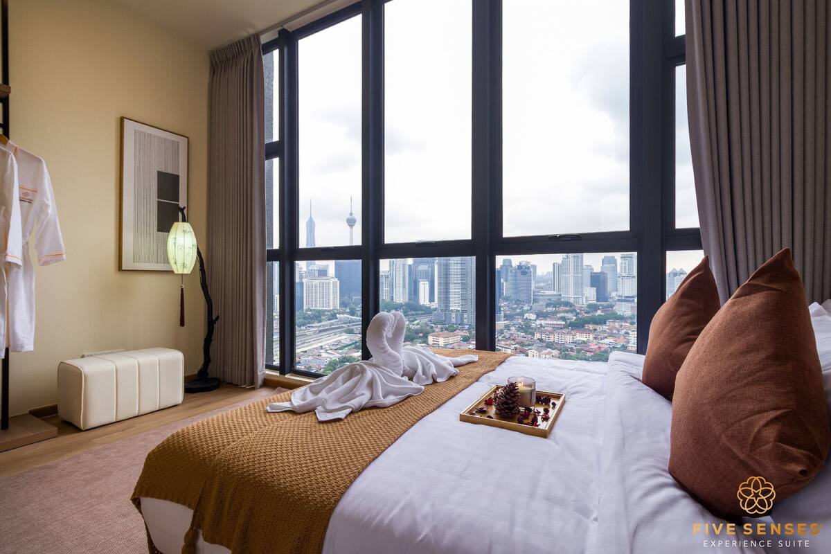  Japandi Two Bedroom Suites | Premium bedding, blackout drapes, iron/ironing board, WiFi (free)
