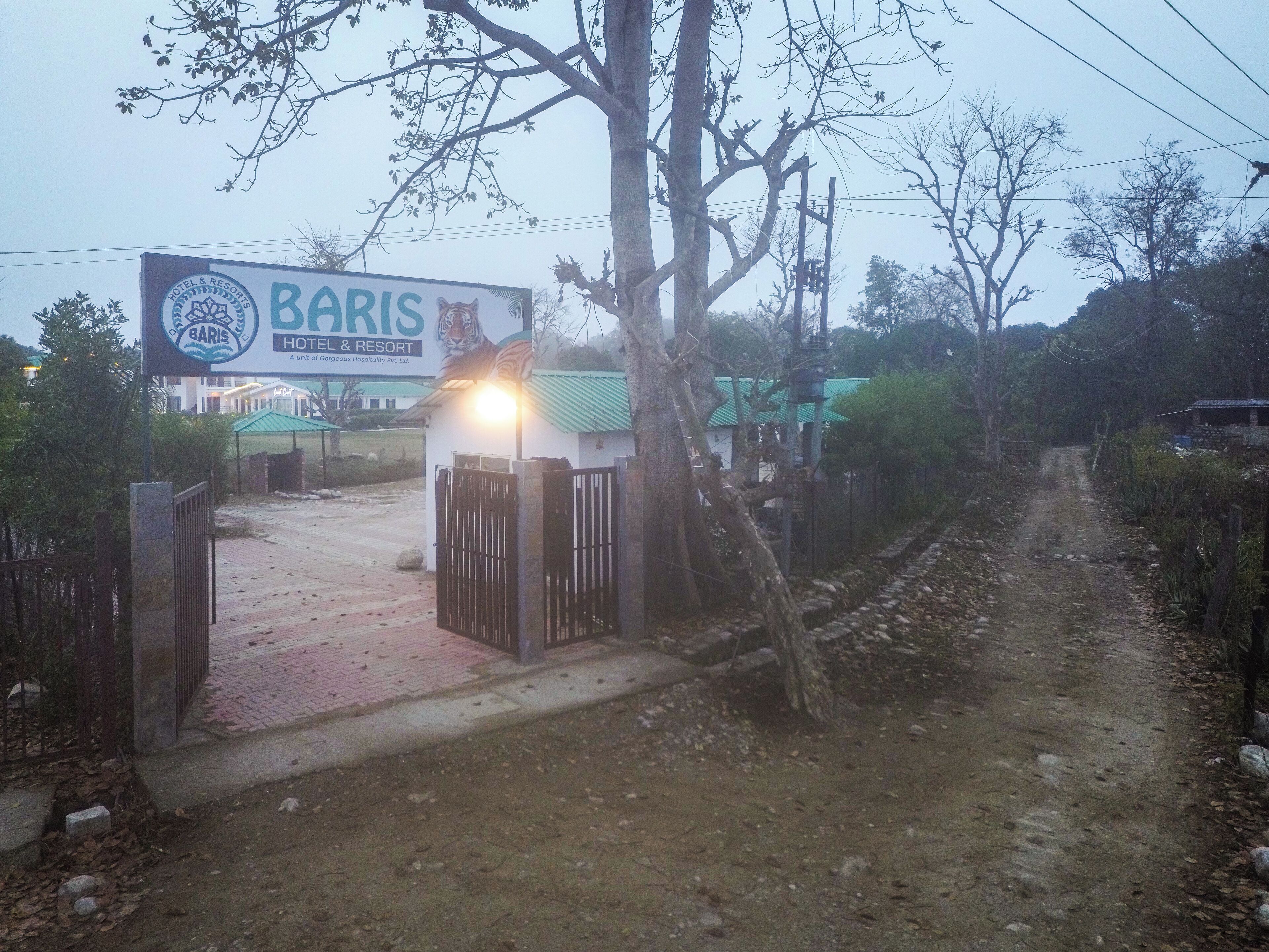 Una entrada cerrada a un hotel con un letrero que dice "BARIS HOTEL & RESORT".
