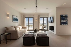 Smart TV y chimenea 