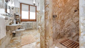 Dusch, hårtork och handdukar