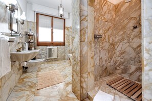 Dusche, Haartrockner, Handtücher