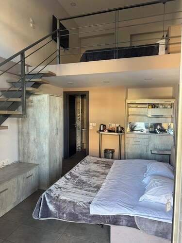 Airnest Suites Near Athens Airport