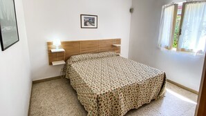 2 soverom, strykejern/-brett og sengetøy