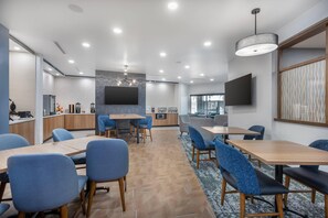 Free daily full breakfast - Sleep Inn & Suites Henderson – Las Vegas (Henderson)
