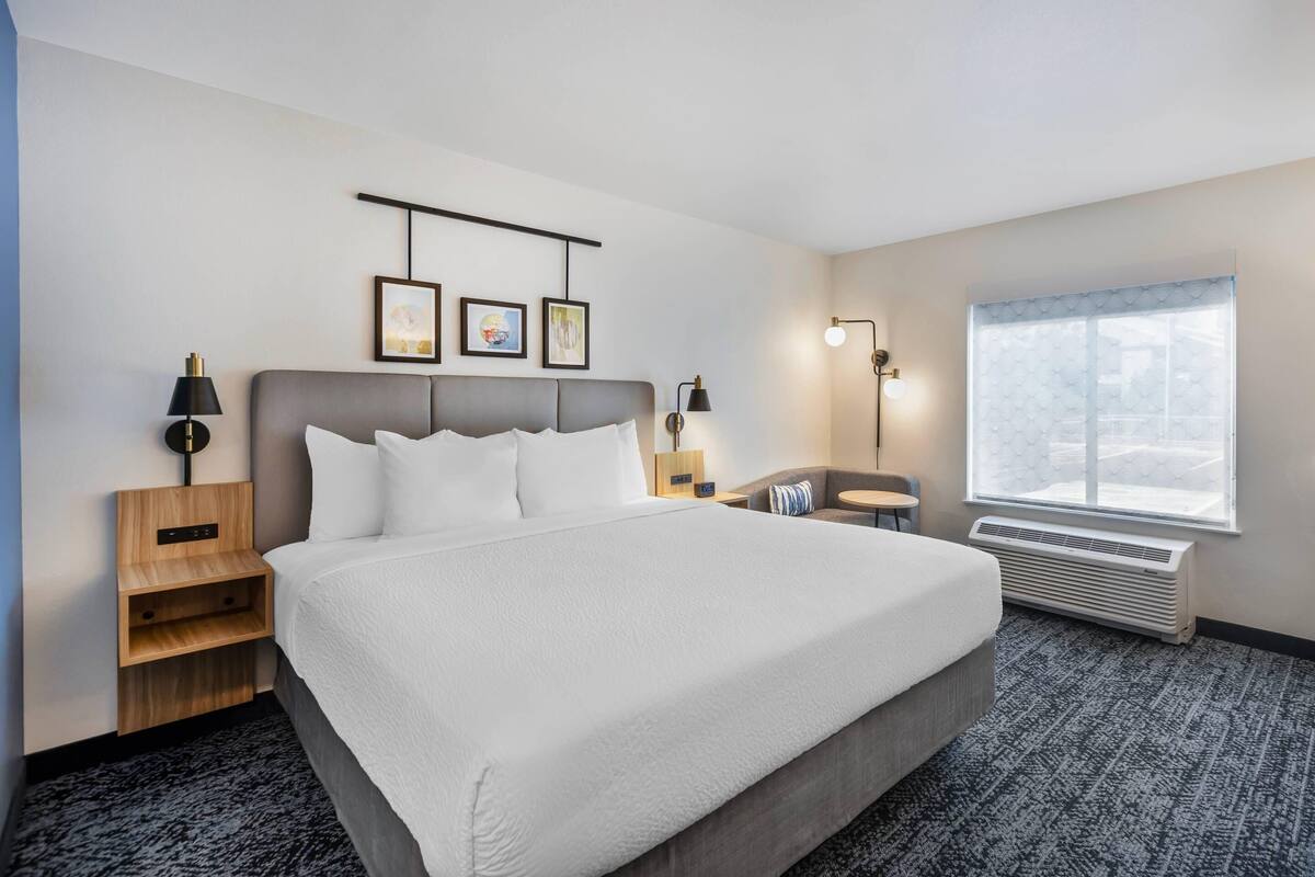 Standard Room, 1 King Bed, Non Smoking | WiFi (free)