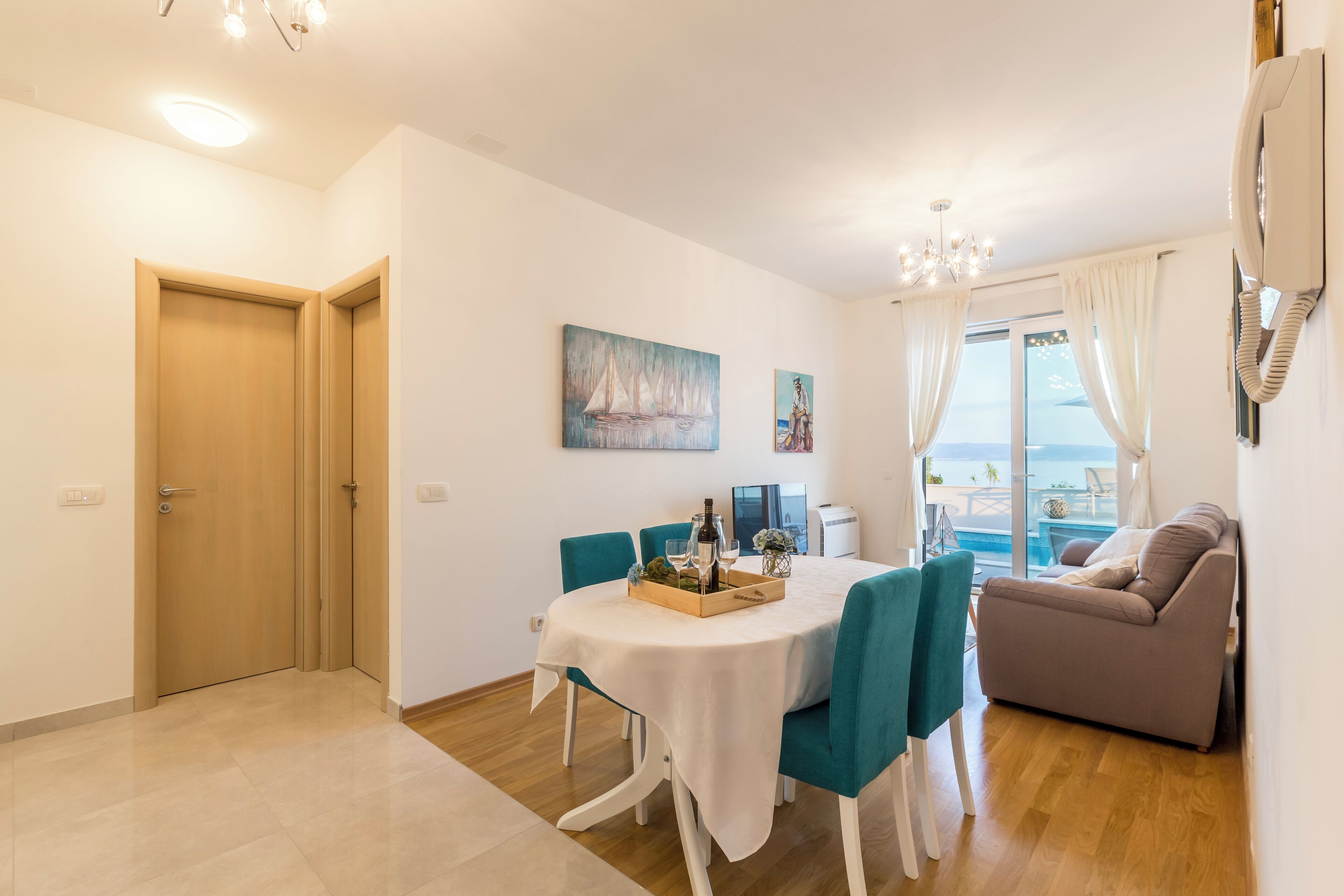 Appartement Confort, accès à la piscine, vue sur la mer | Coffre-fort, fer et planche à repasser, accès au Wi-Fi (inclus)