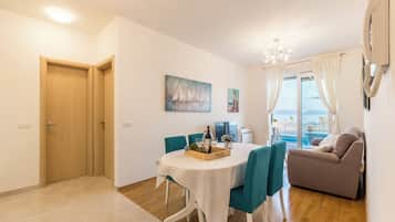 Appartement Confort, accès à la piscine, vue sur la mer | Coffre-fort, fer et planche à repasser, accès au Wi-Fi (inclus)
