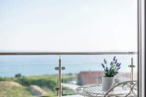 Apartamento estándar, balcón, vistas al mar | Interior