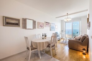 Apartamento estándar, balcón, vistas al mar | Restauración