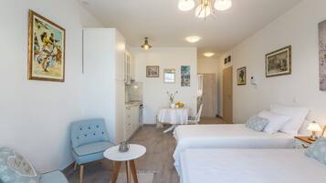 Estudio, acceso a la piscina, vistas al mar | Caja fuerte, tabla de planchar con plancha, wifi gratis y ropa de cama