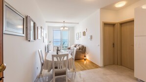 Una cocina moderna con comedor, vista al mar y una zona de estar acogedora.
