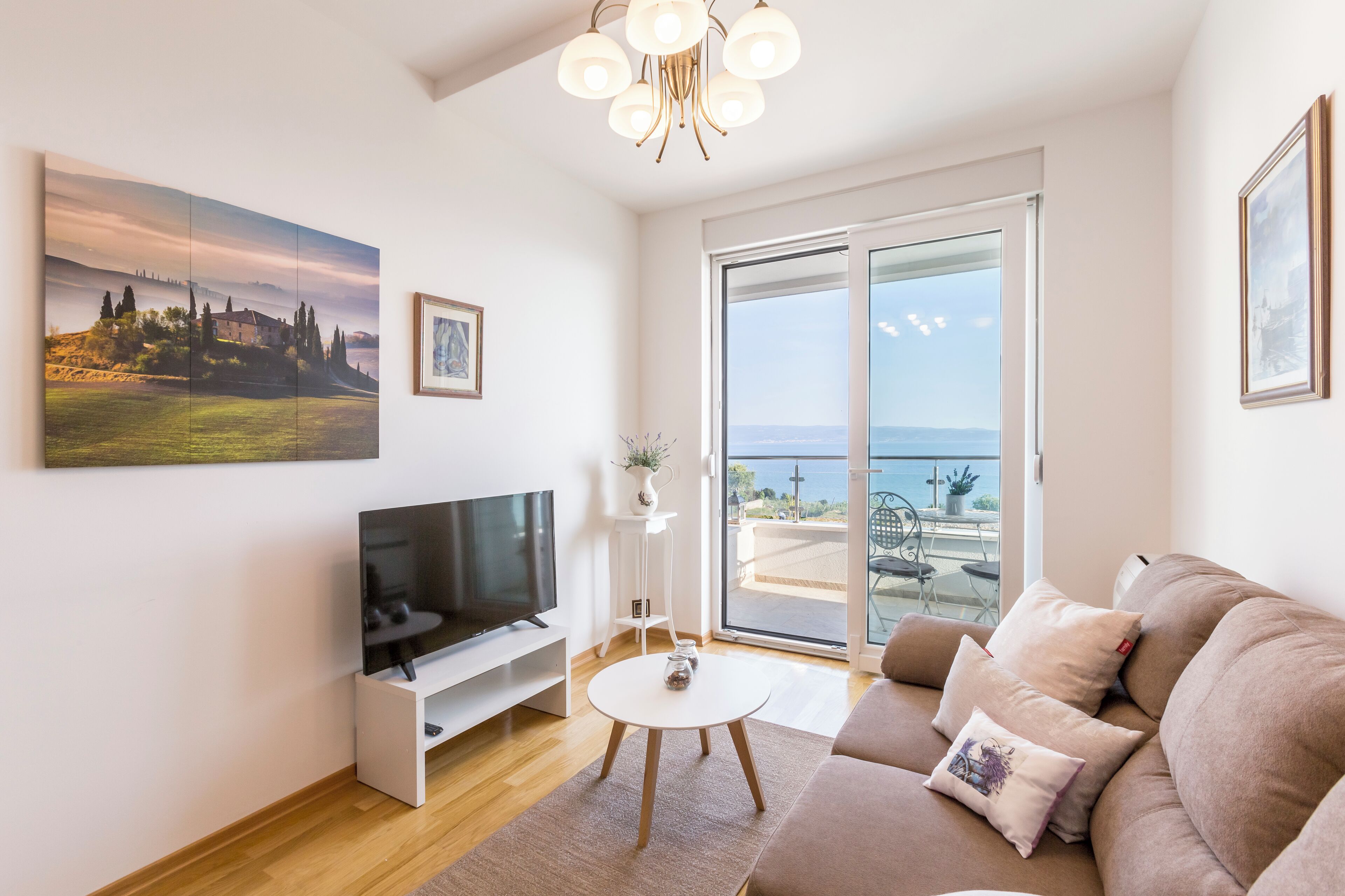 Apartamento standard, sacada, vista para o mar | Cofres nos quartos, ferros/tábuas de passar roupa, Wi-Fi de cortesia