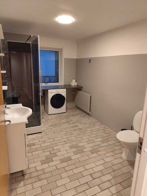 Shower, hair dryer, towels, soap - Cozy Guest House in Tórshavn (Tórshavn)