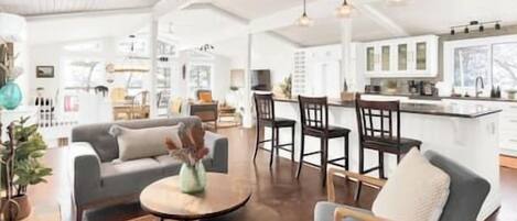 Smart TV, chimenea y libros