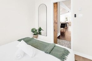 3 Schlafzimmer, Schreibtisch, Bügeleisen/Bügelbrett, Reisekinderbett
