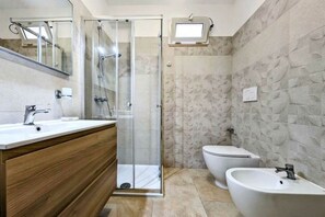 Shower, hair dryer, bidet, towels - Dimora Mare Blu: comfort and relaxation in Otranto, just minutes from the sea (Otranto)