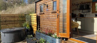 Cosy Shepherds Hut for couples / WiFi / Shower / Kitchen / Heating / Hot Tub