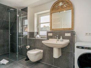Douche, séchoir à cheveux, serviettes fournies