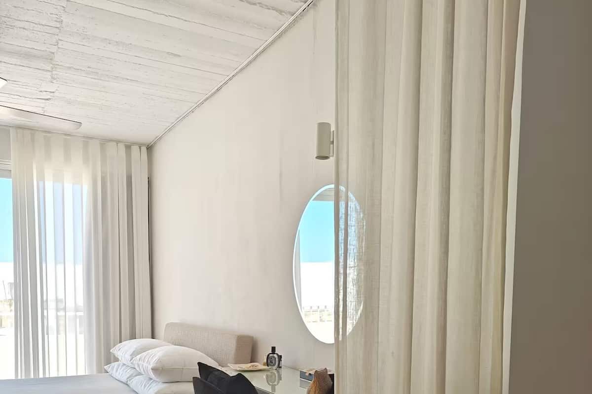 Rideaux occultants, fer et planche à repasser, Wi-Fi gratuit