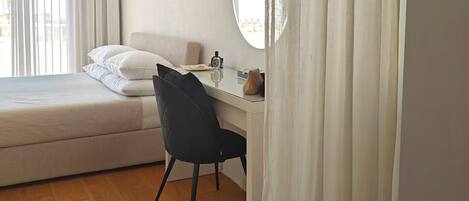 Cobertura, vista para a cidade | Cortinas blackout, ferros/tábuas de passar roupa, Wi-Fi de cortesia