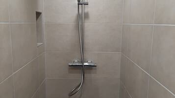 Dusche, Haartrockner, Handtücher, Seife