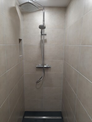 Douche, sĂšche-cheveux, serviettes fournies, savon