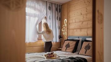 Deluxe Apartment, 2 Bedrooms, Mountain View | Living area