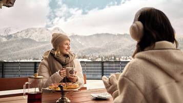 Deluxe-Apartment, 2 Schlafzimmer, Bergblick | Terrasse/Patio