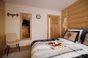 Apartamento Deluxe, 2 habitaciones, vistas a la montaña | Zona de estar | Una televisión de pantalla plana