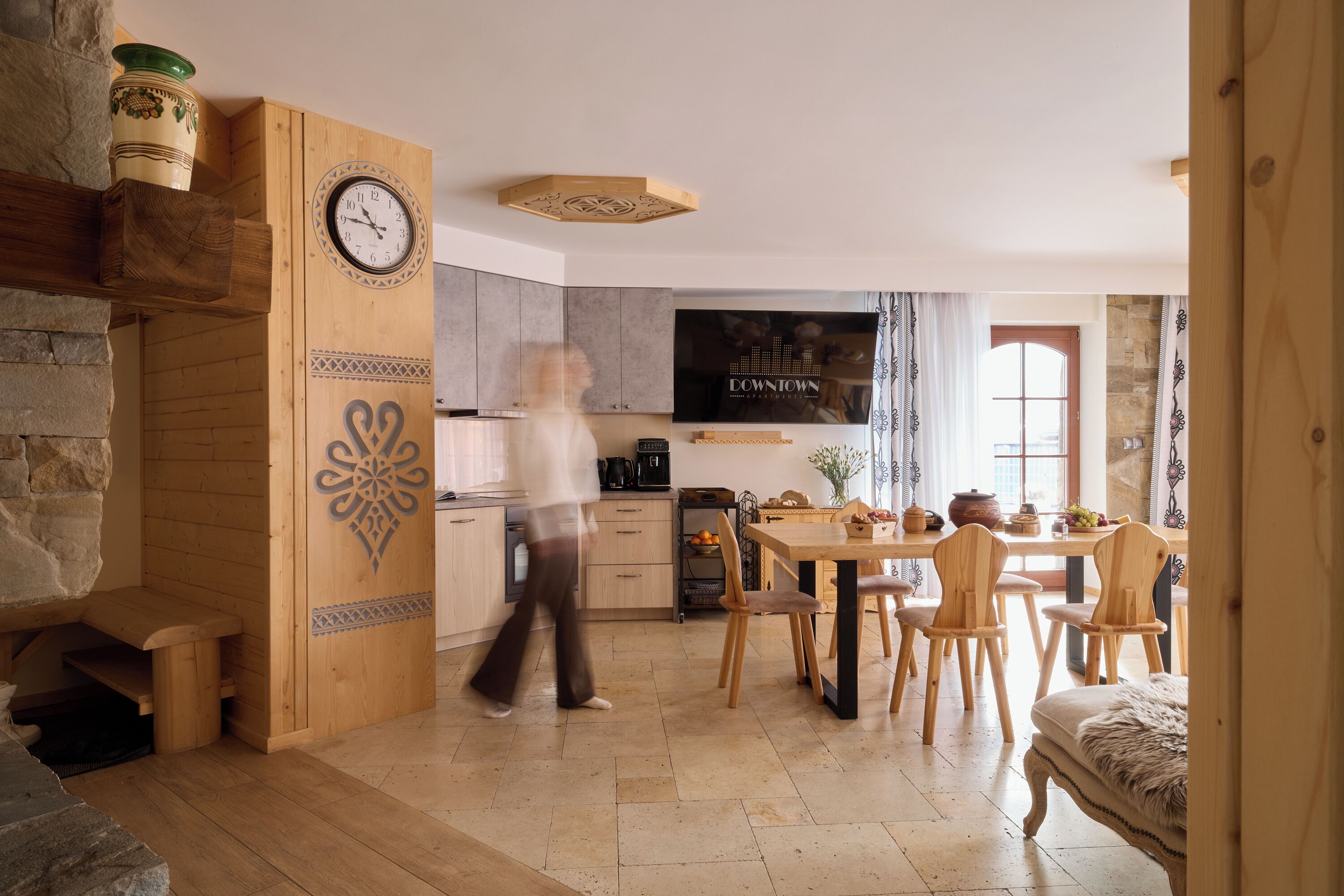 Deluxe Apartment, 2 Bedrooms, Mountain View | Ruang tamu | TV skrin rata 