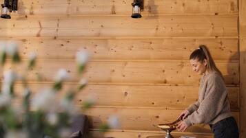 Deluxe-Apartment, 2 Schlafzimmer, Bergblick | Wohnbereich | Flachbildfernseher