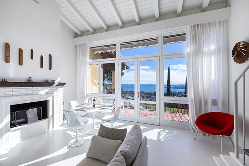 Modern apartment with breathtaking lake view and swimming pool