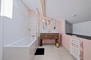 Shower, hair dryer, towels, soap - House with swimming pool Primerose (Bordeaux)