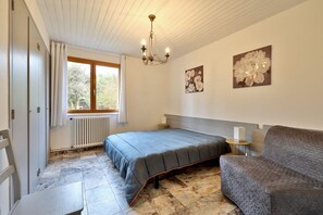 5 bedrooms, WiFi, bed sheets