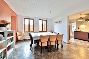 Dining - Gîte for 12 – Les Sabots d'Hélène with Private Pool in an Equestrian Setting (Cruzilles-lès-Mépillat)