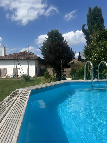 Gîte 12 pers. - Les Sabots d'Hélène avec piscine privée, au coeur d'une pension pour chevaux